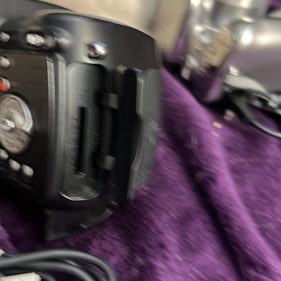 A Kodak 5.0 mega pixels. Easy Share digital camera. - Picture 4 of 11